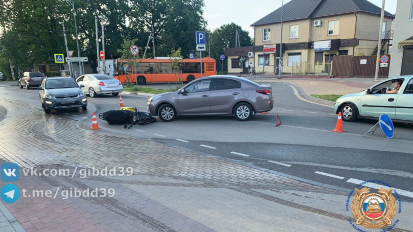 Вчера днем автомобиль Kia столкнулся со скутером на улице Катина