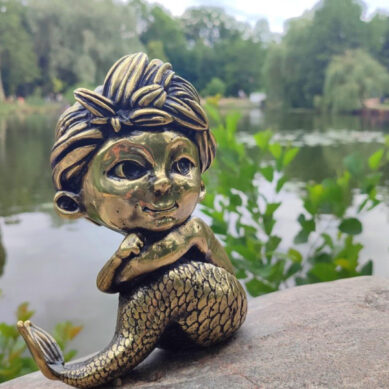 В парке Зеленоградска появилась миниатюрная скульптура водяного
