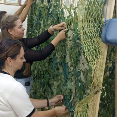 Калининградские приставы вместе с Волонтерами Победы плели маскировочные сети для нужд СВО