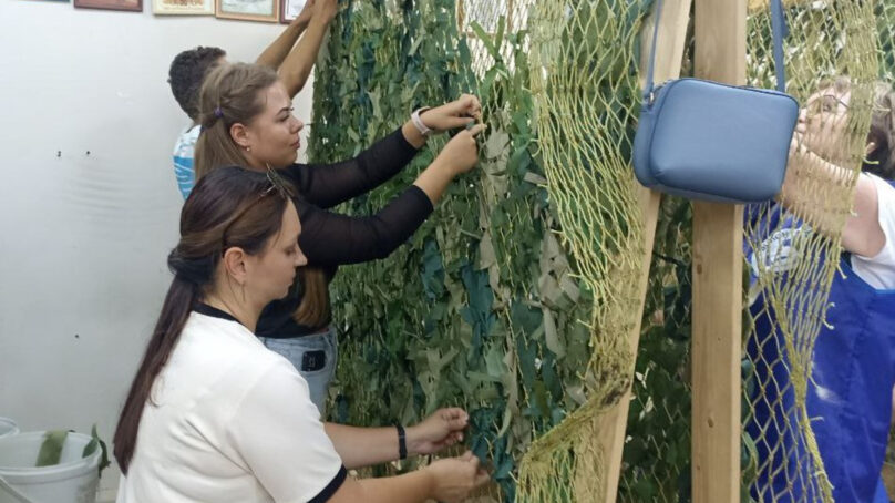Калининградские приставы вместе с Волонтерами Победы плели маскировочные сети для нужд СВО