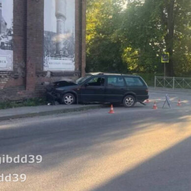 В Черняховске водитель иномарки врезался в здание