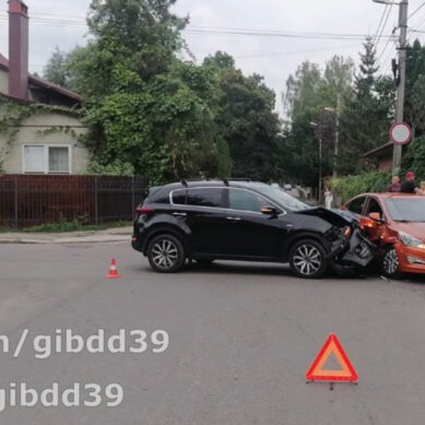 В Калининграде водитель легковушки не уступил дорогу и спровоцировал ДТП