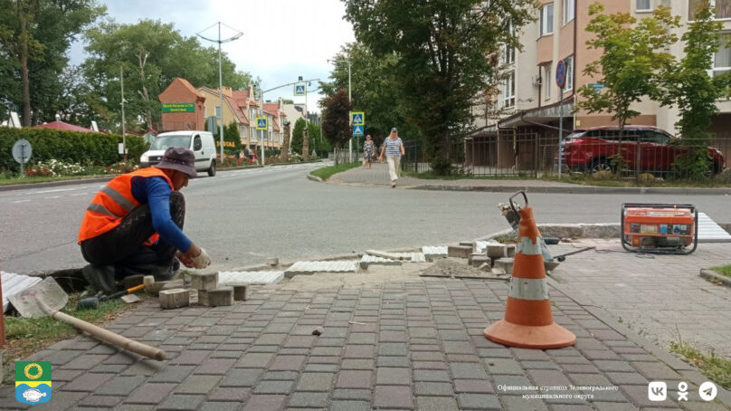 До конца сентября в Зеленоградске выложат более 1000 тактильных указателей для слабовидящих из гранитного камня