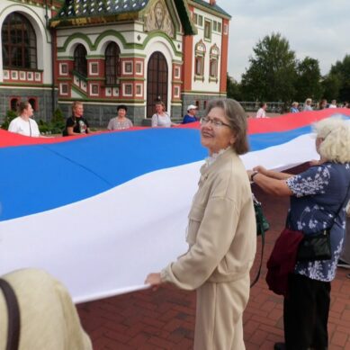 Стометровый триколор развернули жители Гусева на городской площади. Регион встречает День Государственного флага России