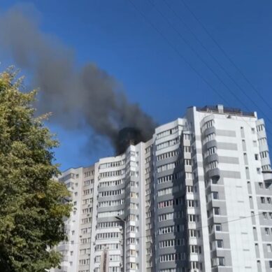 Пожар повышенного уровня опасности. В Калининграде загорелась крыша многоэтажного дома напротив Рыбной деревни