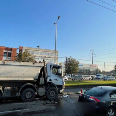 На Московском проспекте этим утром произошло серьезное ДТП: столкнулись троллейбус, грузовик и два легковых автомобиля