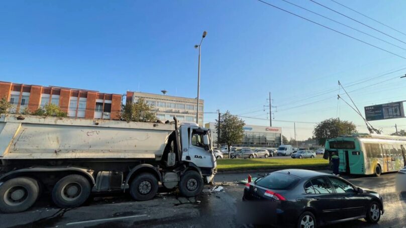 На Московском проспекте этим утром произошло серьезное ДТП: столкнулись троллейбус, грузовик и два легковых автомобиля