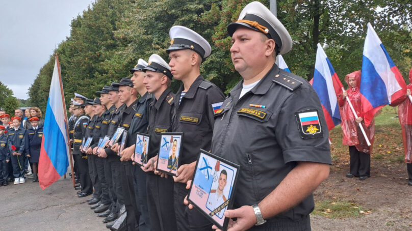 В Балтийске открыли памятный знак погибшим морякам на БДК «Минск»