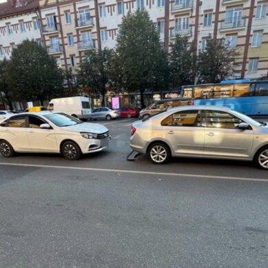 В Калининграде столкнулись два автомобиля. Пострадал 9-летний пассажир одной из машин