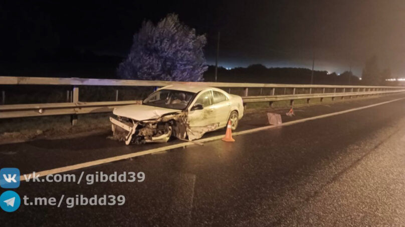 На Приморском полукольце водитель легковушки врезался в дорожное ограждение