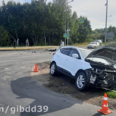 87-летний водитель проехал на красный сигнал светофора и врезался в Hyundai