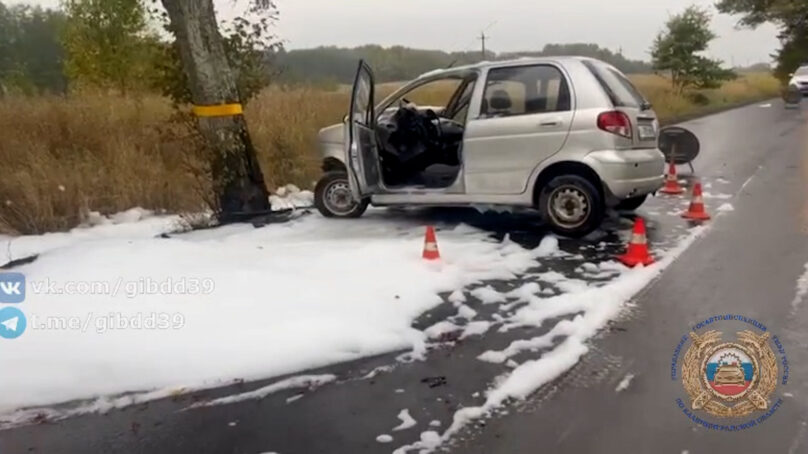 В Озерском районе автомобиль наехал на придорожное дерево