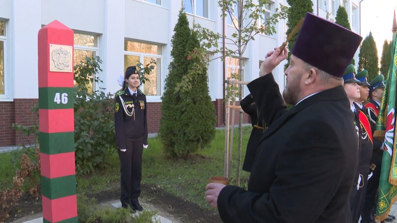 Памятный знак пограничникам открыли на территории 46 школы Калининграда