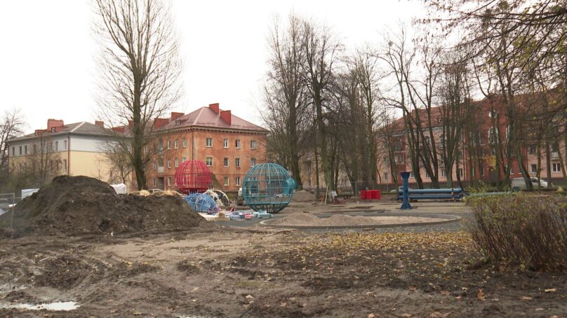 В Парке Гагарина в Калининграде начали устанавливать «космическую» детскую площадку