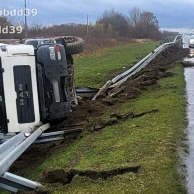 Бетоновоз MAN на Приморском кольце опрокинулся в кювет