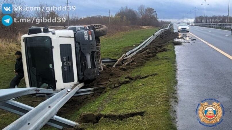 Бетоновоз MAN на Приморском кольце опрокинулся в кювет