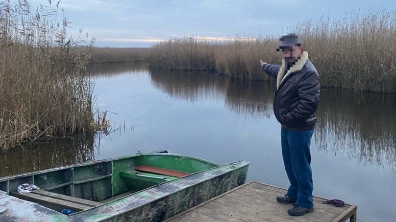 В Калининградском заливе браконьер добыл ценную промысловую рыбу запрещенным способом