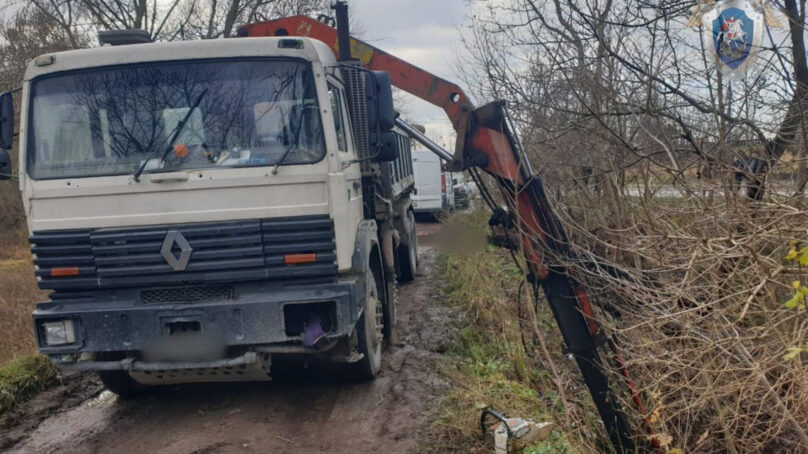 Упавшая стрела погрузчика-манипулятора убила мужчину