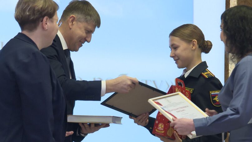 Ученики лицея №17 и 28-й школы получили именные стипендии председателя Заксобрания Калининградской области