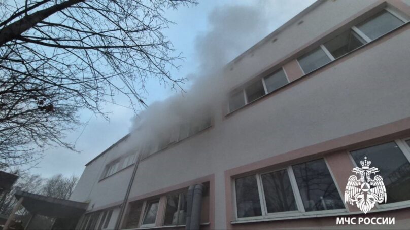 Сотрудники МЧС России тушат пожар в бане на улице Грига