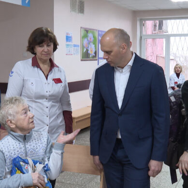 Губернатор Алексей Беспрозванных посетил поликлинику на улице Университетской в Калининграде
