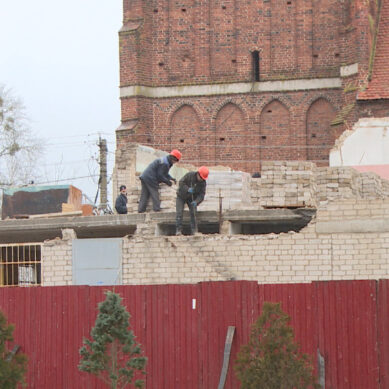 В центре Правдинска приступили к сносу здания советской постройки, которое закрывало вид на старинную кирху, построенную в XIV веке