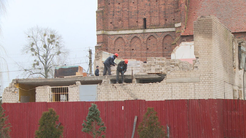 В центре Правдинска приступили к сносу здания советской постройки, которое закрывало вид на старинную кирху, построенную в XIV веке