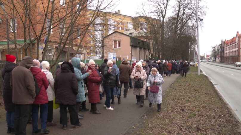 Сотни пенсионеров сегодня стояли в огромной очереди за льготными транспортными картами «Волна Балтики»