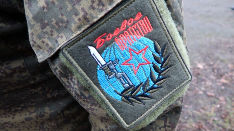 В Калининградской области ветераны вооруженных сил и добровольцы, воевавшие в зоне СВО, регулярно встречаются с молодыми военнослужащими, студентами и школьниками
