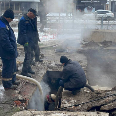 Аварийная служба «Теплосетей» в полном составе устраняет прорыв на магистральном трубопроводе