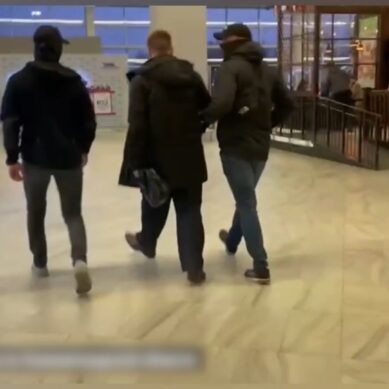 Два сотрудника отдела по борьбе с незаконной миграцией стали фигурантами уголовного дела по подозрению в том, что помогли иностранцу обойти закон