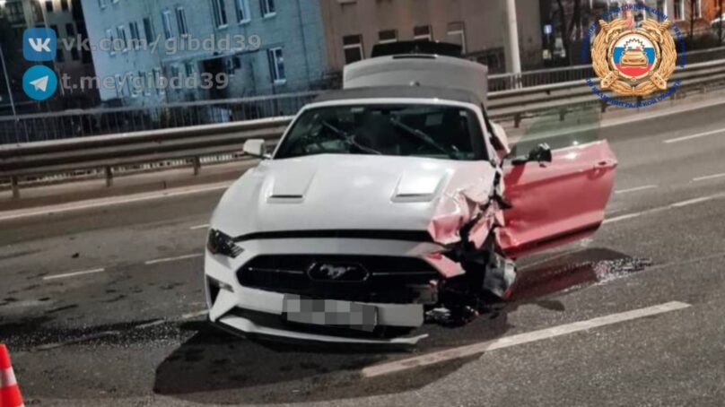 В Калининград водитель Ford Mustang допустил наезд на металлическое ограждение