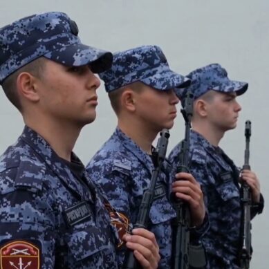 Ветераны и военнослужащие специального моторизованного полка Северо-Западного округа Росгвардии, дислоцированного в Калининграде, отмечают 82-ю годовщину со дня образования подразделения