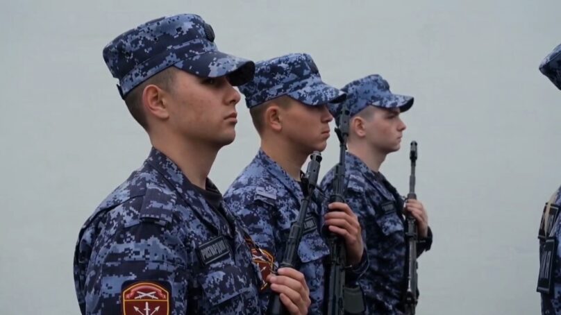 Ветераны и военнослужащие специального моторизованного полка Северо-Западного округа Росгвардии, дислоцированного в Калининграде, отмечают 82-ю годовщину со дня образования подразделения