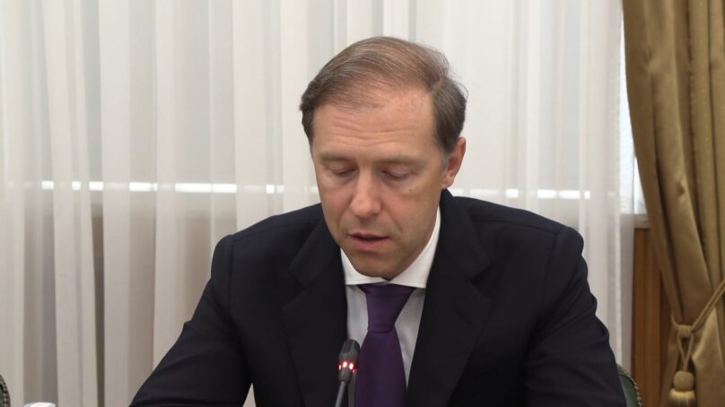 Денис Мантуров дал поручение отдельно проработать курсы для школьных психологов, чтобы они могли оказывать помощь детям с психологическими травмами