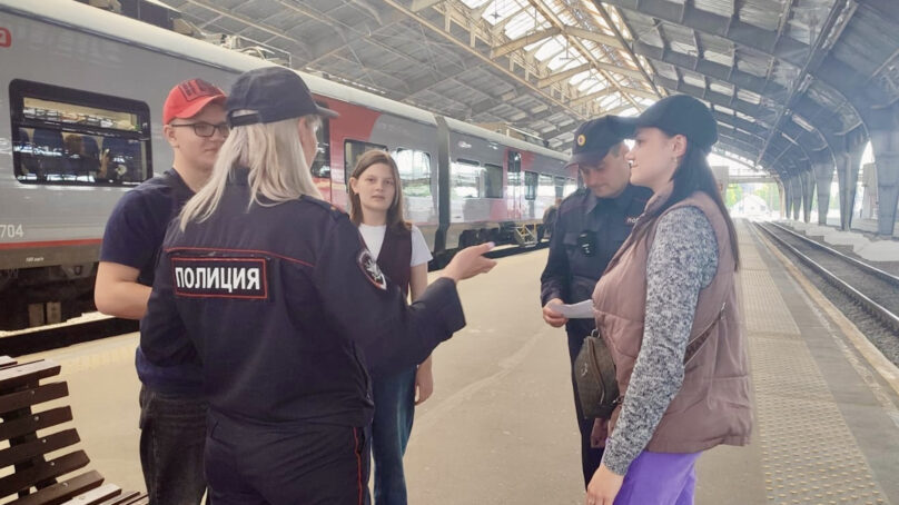 Сотрудники калининградской транспортной полиции организовали на Южном вокзале для юных пассажиров акцию «Один день с инспектором по делам несовершеннолетних»