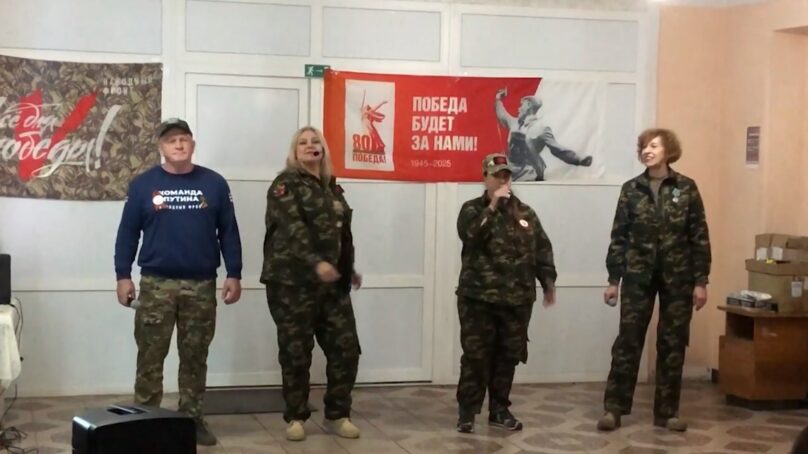 Представители Народного Фронта и ансамбль «Коляда-Фолк» вернулись из зоны боевых действий, где отыграли почти десяток концертов
