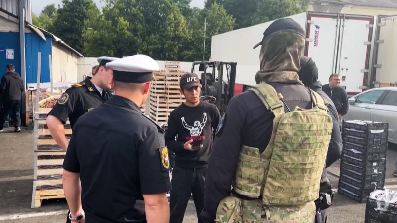 Сотрудники военного следственного управления Следственного комитета России по Балтфлоту провели рейд на Захаровском рынке