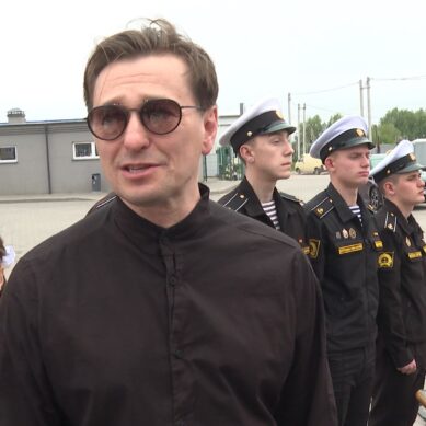 Народный артист России Сергей Безруков встретился с калининградскими школьниками у мемориального стенда