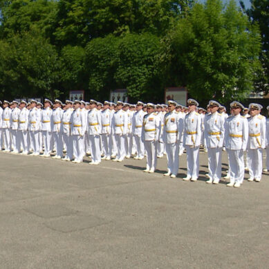 В БВВМУ им. адмирала Ушакова состоялся выпускной более чем для 100 офицеров