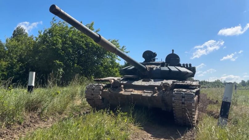 Танкисты 11-го армейского корпуса Ленинградского военного округа совершенствуют навыки вождения на полигоне в Калининградской области