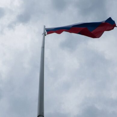 Жители Нестеровского муниципального округа установили флаг России на возвышенном участке местности рядом с Виштынецким озером