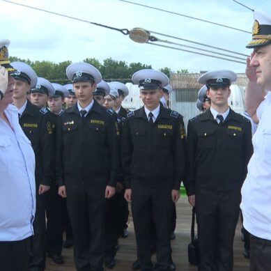 После четырёхмесячного плавания барка «Крузенштерн» с курсантами на борту ошвартовался в родном порту
