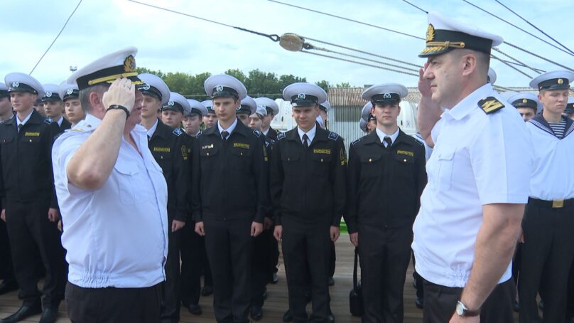 После четырёхмесячного плавания барка «Крузенштерн» с курсантами на борту ошвартовался в родном порту