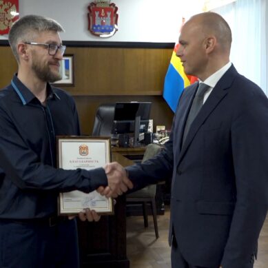 Юрий Денисенко, который спас от гибели выпавшего из окна третьего этажа ребенка и поймал его на руки, получил благодарность главы региона