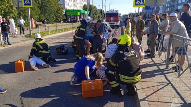 В Светлом на пешеходном переходе легковой автомобиль сбил трех женщин