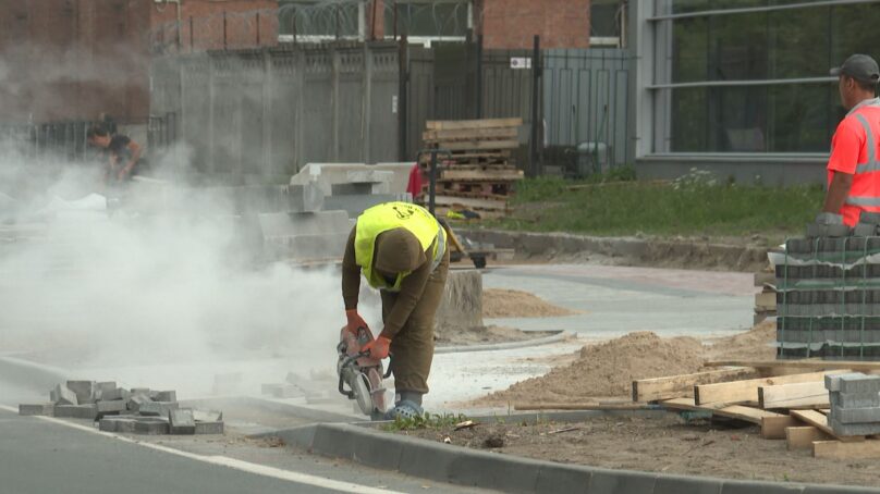 В Калининграде продолжается обновление тротуаров