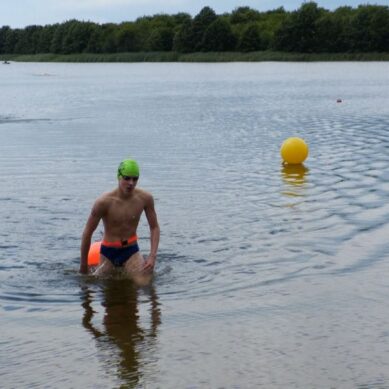 Озеро Домашнее стало ареной для состязаний молодых пловцов на открытой воде