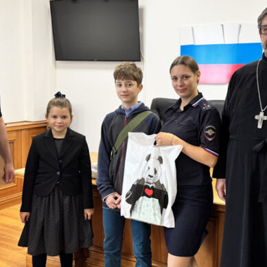 В преддверии Дня знаний транспортные полицейские Калининграда совместно с членами Общественного совета приняли участие в ежегодной Всероссийской благотворительной акции «Помоги пойти учиться»
