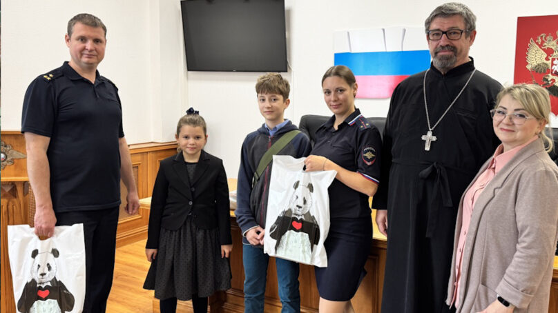 В преддверии Дня знаний транспортные полицейские Калининграда совместно с членами Общественного совета приняли участие в ежегодной Всероссийской благотворительной акции «Помоги пойти учиться»